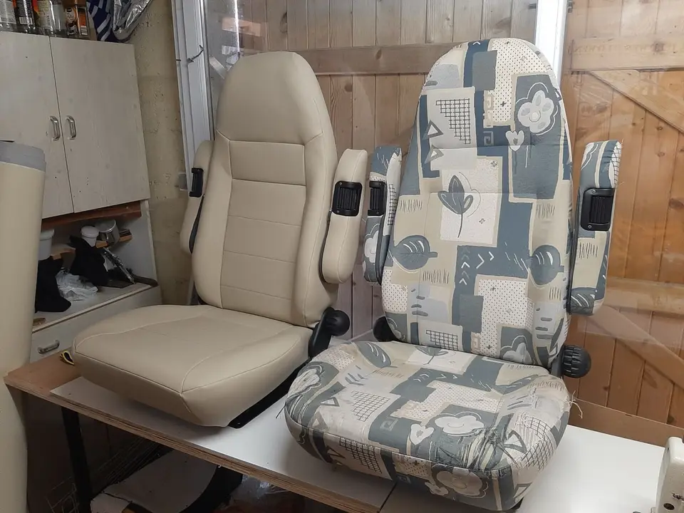 Sièges de camping-car avant et après réfection, côte à côte