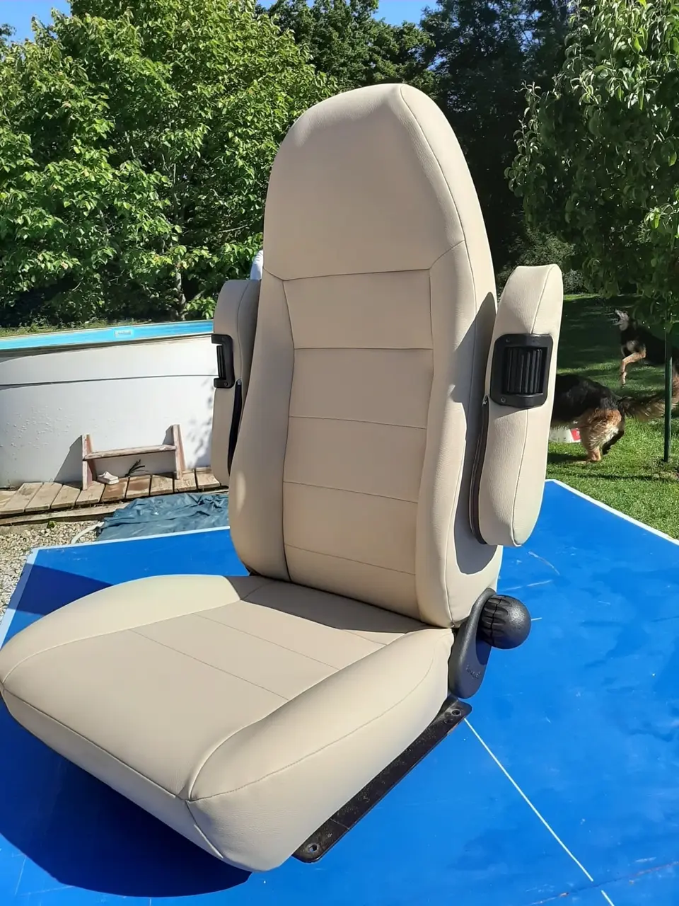 Siège de camping-car refait, essayé en plein soleil