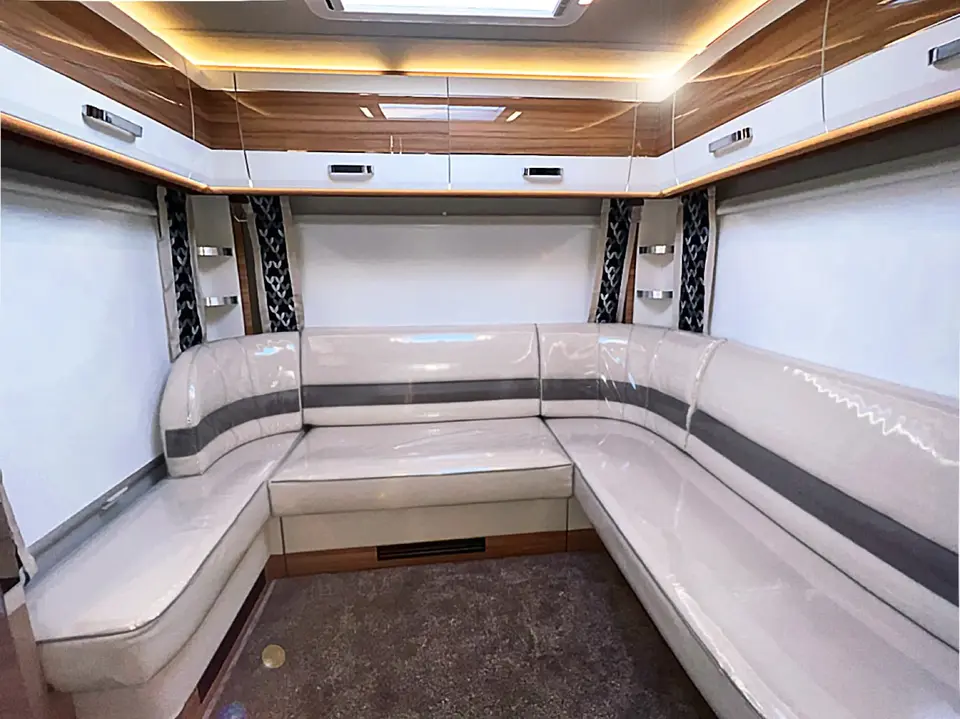 Banquette en U de caravane refaite en blanc