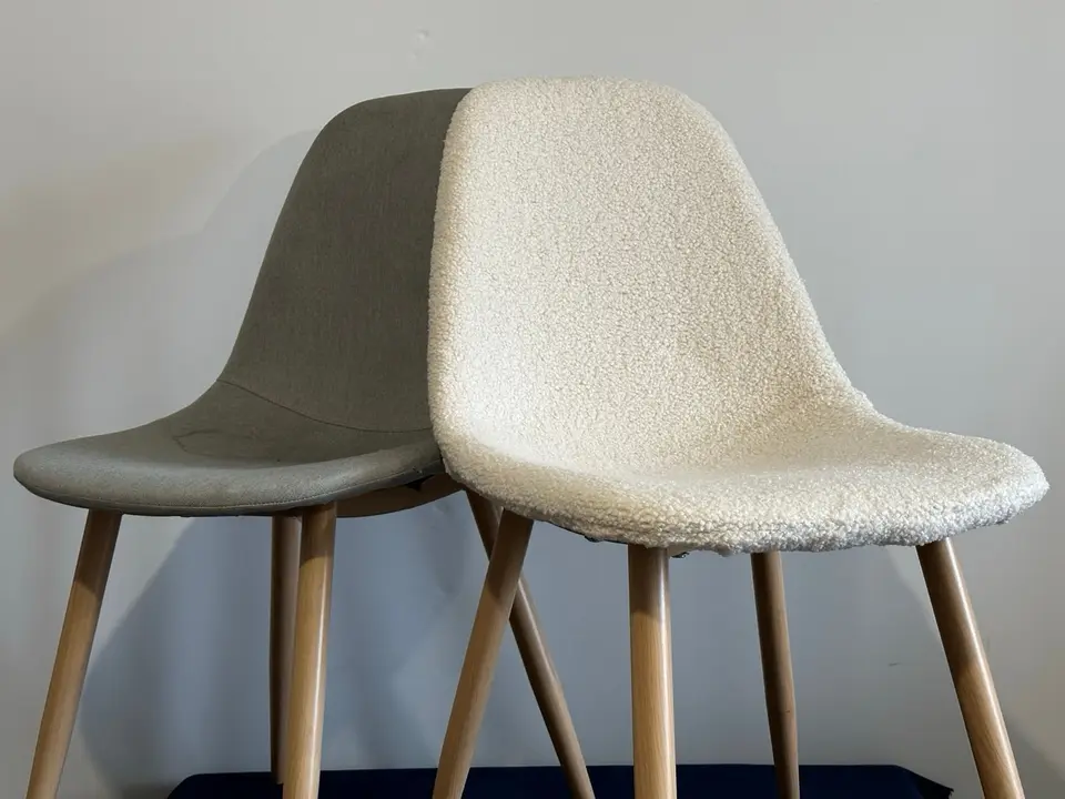 Paire de chaises coque, une avant et une après recouvrement en laine