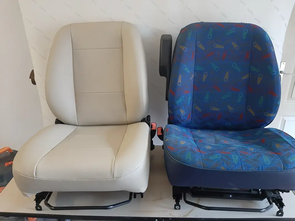 Paire de sièges de véhicule ancien refaits en crème et bleu