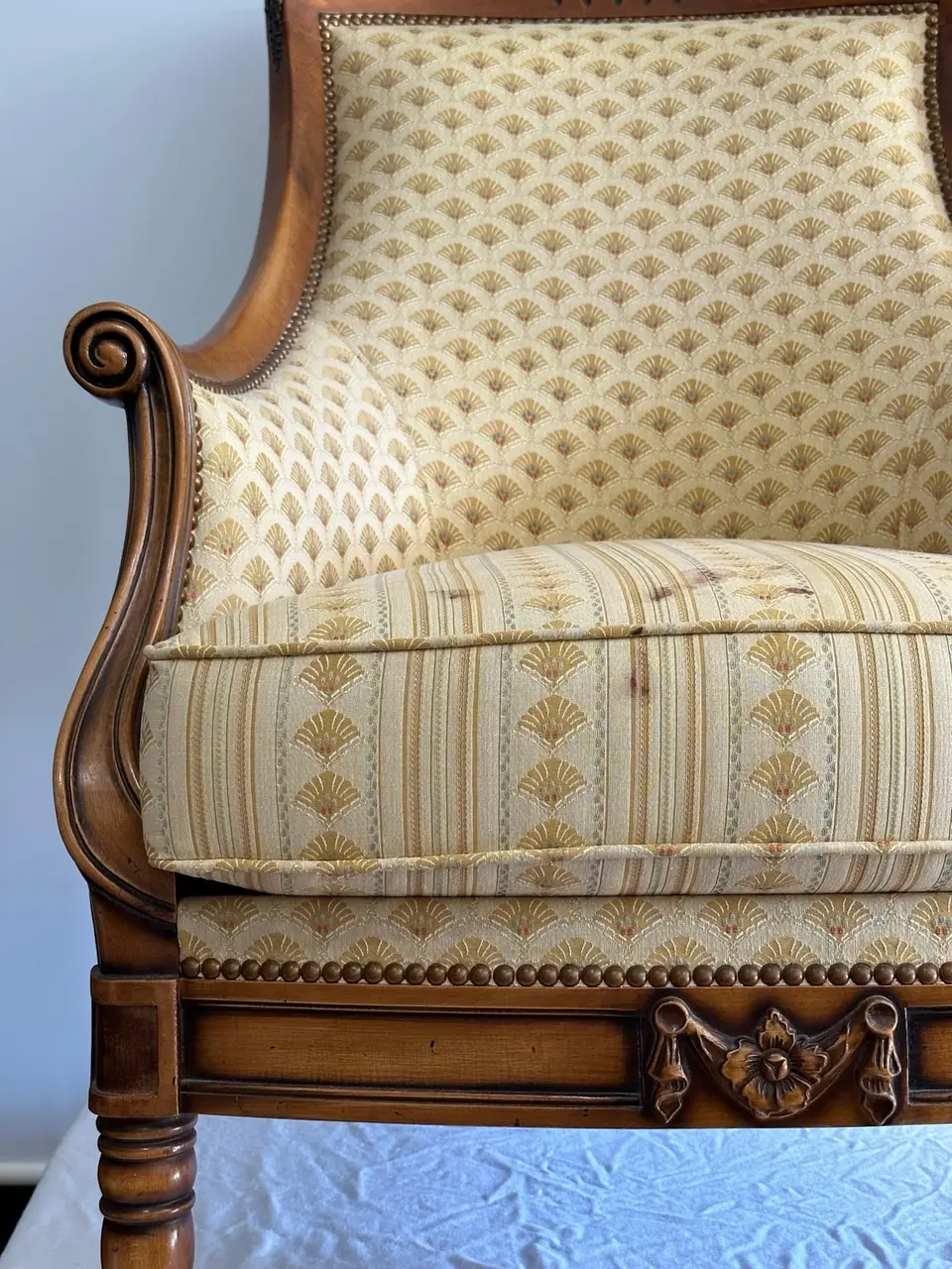 Bergère avant réfection, tissu rayé jaune usé et affaissé