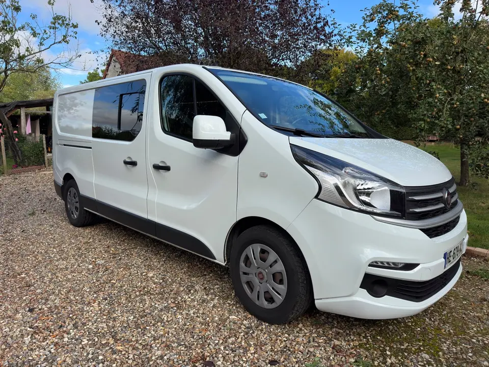 Fiat Talento blanc aménagé, vu de l'extérieur