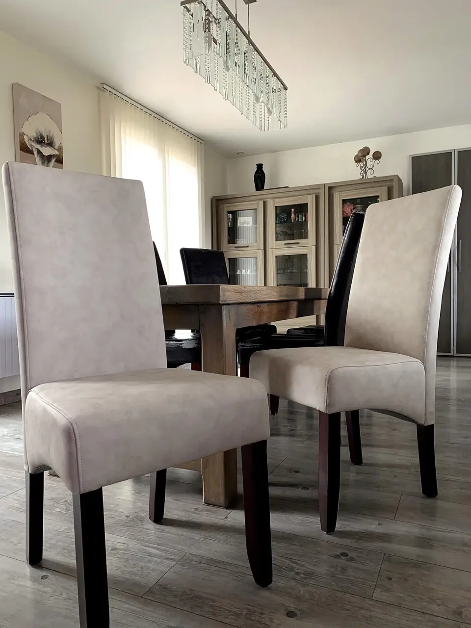 Paire de chaises hautes de salle à manger recouvertes d'un tissu doux beige