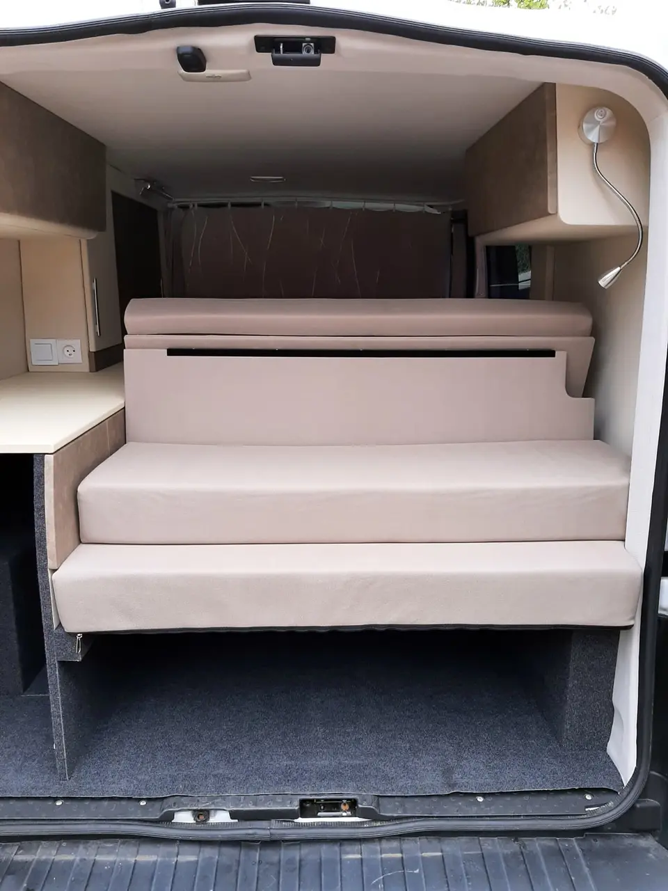 Banquette convertible de van en position canapé, garnie et habillée à l'atelier en 2021
