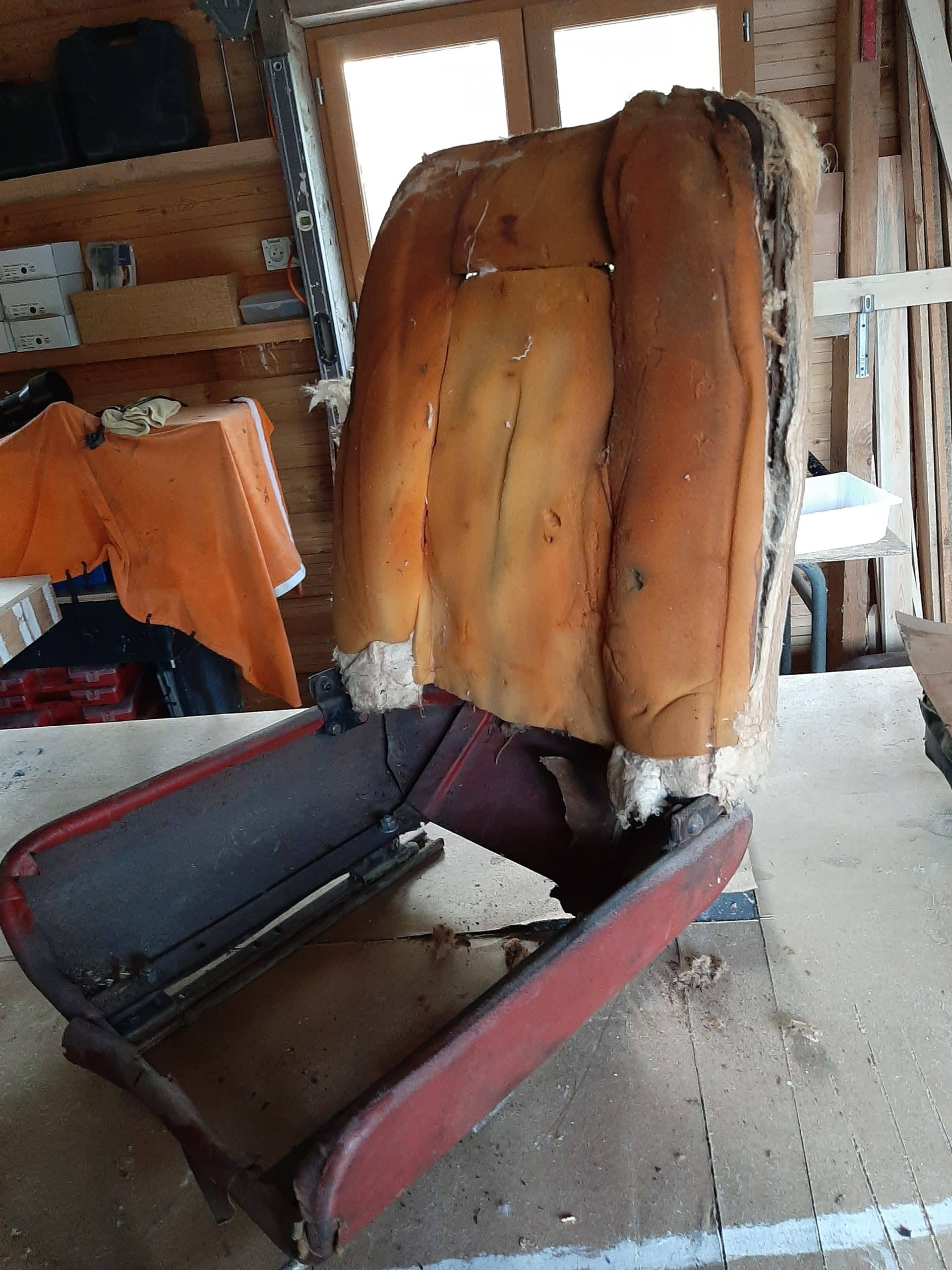 Ancien siège rouge véhicule année 80