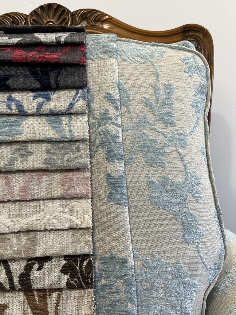 Tapisserie fauteuil ancien avec choix de tissus