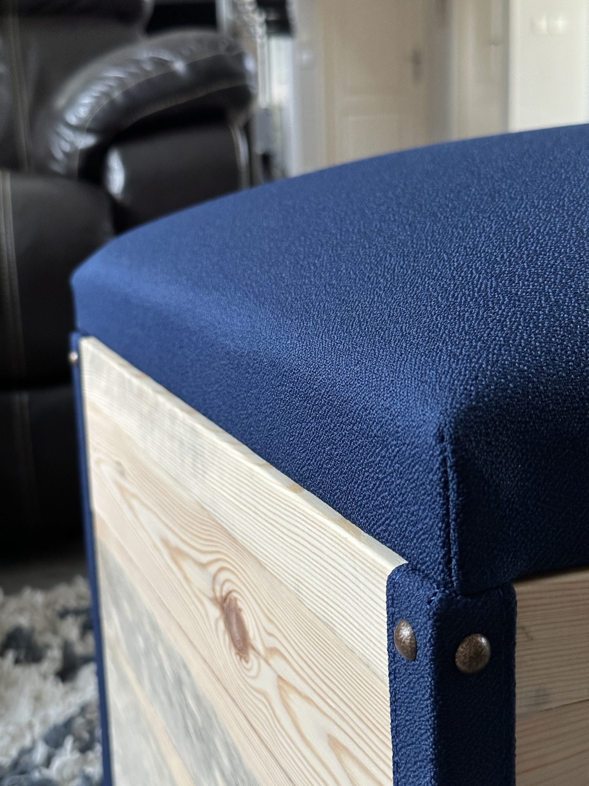 Malle en bois et tissu avec assise